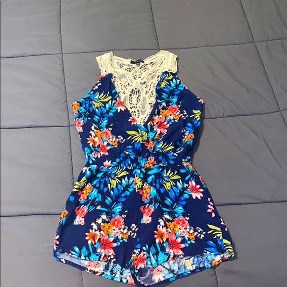 Timing Pants - NWOT Timing floral romper size Small